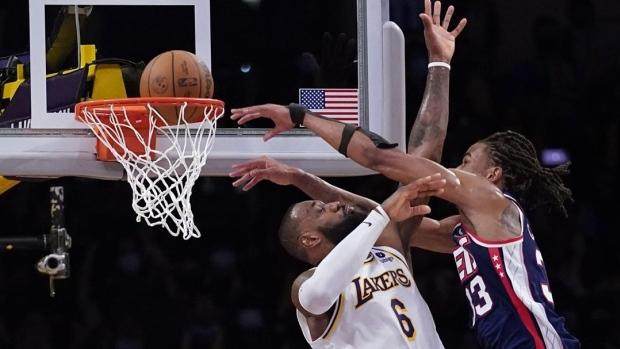 1640495025345024092.jpg nic-claxton-lebron-james.jpg