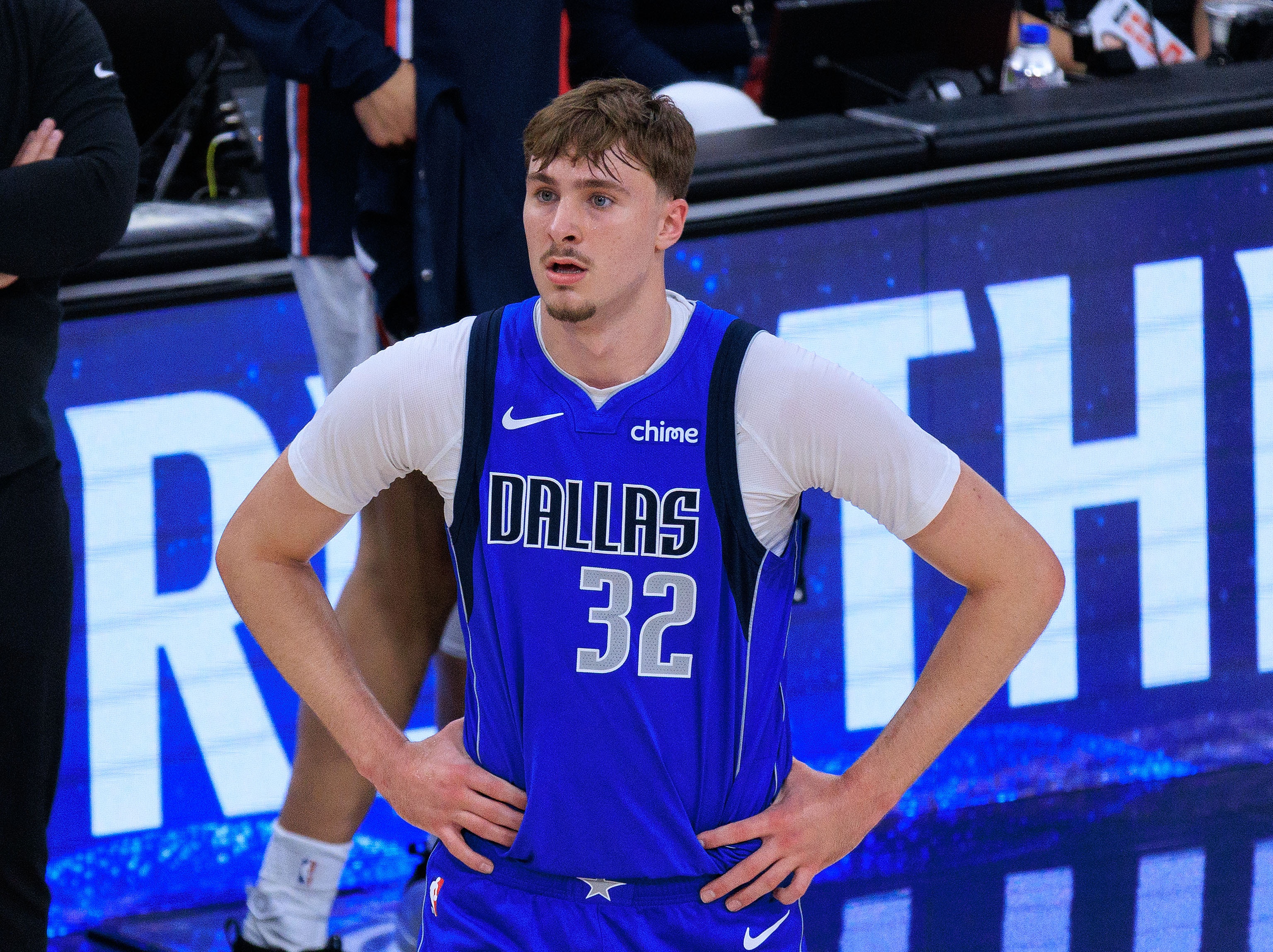 新秀赛季结束！独行侠官方：弗拉格左脚踝扭伤 下半场退赛